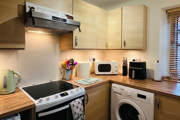 Fully equipped kitchen, with dishwasher and washer/dryer